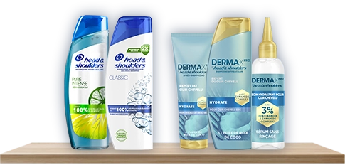 Étagère avec les produits HeadAndShoulders et DermaXPro