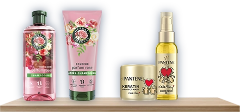 Étagère avec les produits HerbalEssences et Pantene